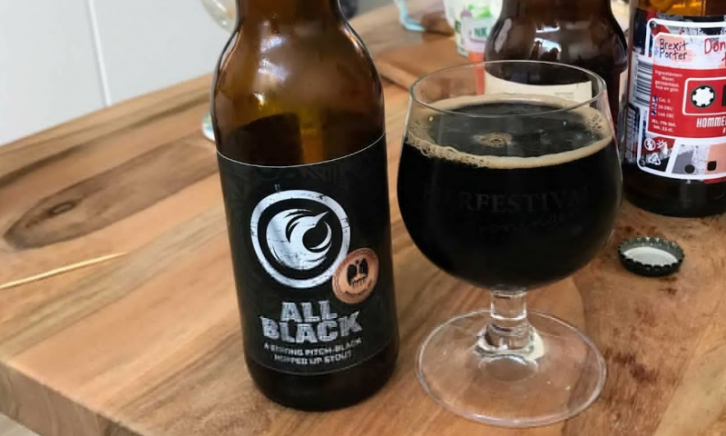 All black stout bier van Stanislaus Brewskovitch flesje en glas op tafel